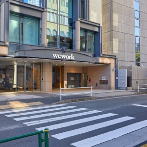 道順02 桂由美ビルを背にWeWorkの方向に直進